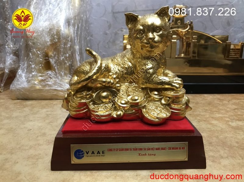 Linh Vật mèo bằng đồng dát vàng 9999