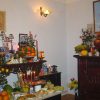 Bàn thờ Phật đặt cạnh bàn thờ gia tiên.