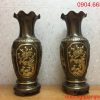 Lọ hoa bằng đồng với hoa văn tinh xảo