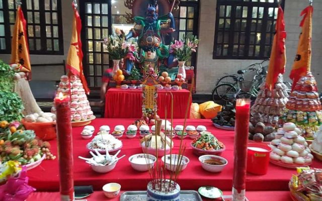 Sự chỉn chu trong việc chuẩn bị đồ thờ cúng thể hiện lòng thành kính và tôn trọng đối với các bậc thần linh.
